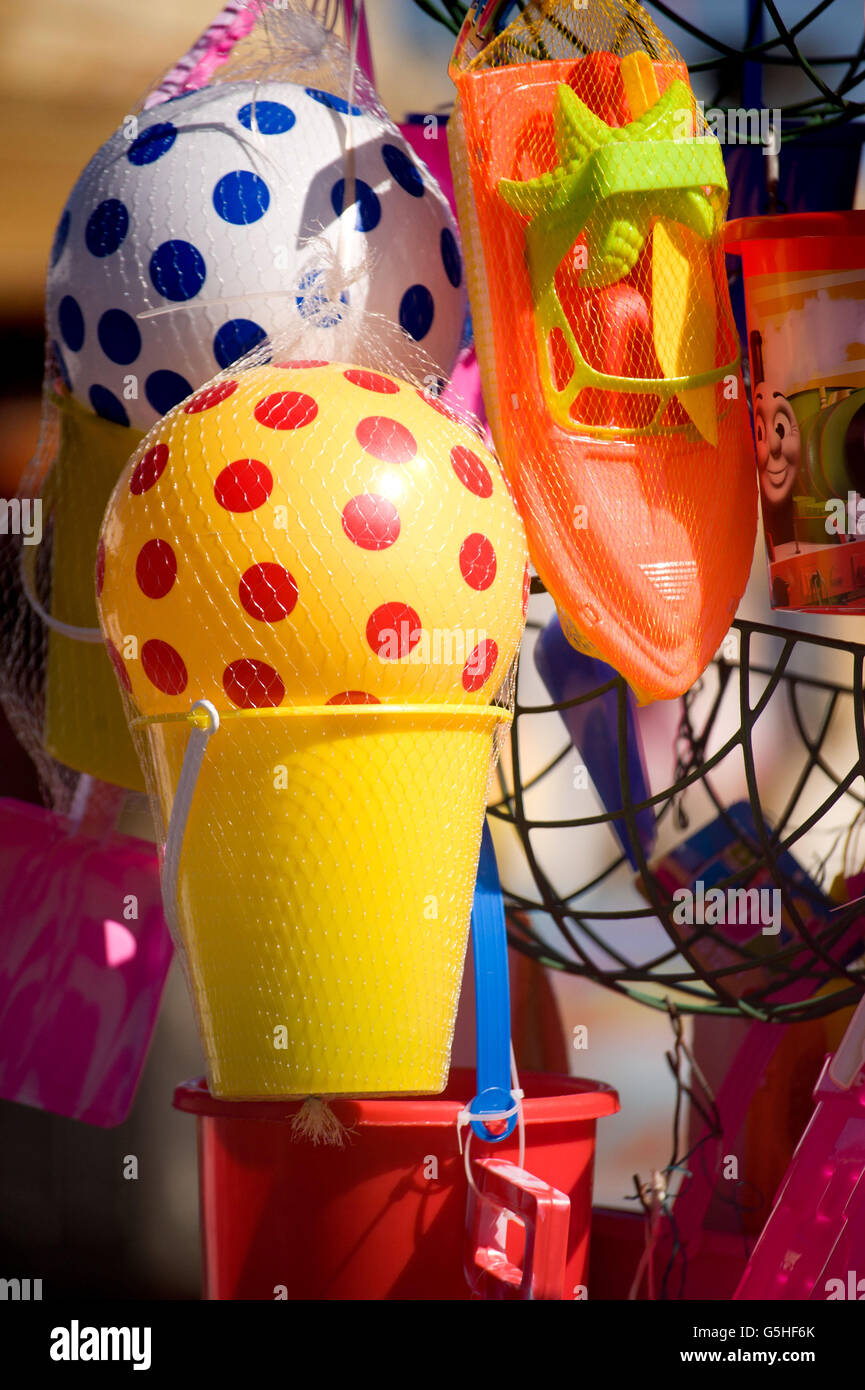 Kunststoff Strandspielzeug in einen Souvenir-shop Stockfoto