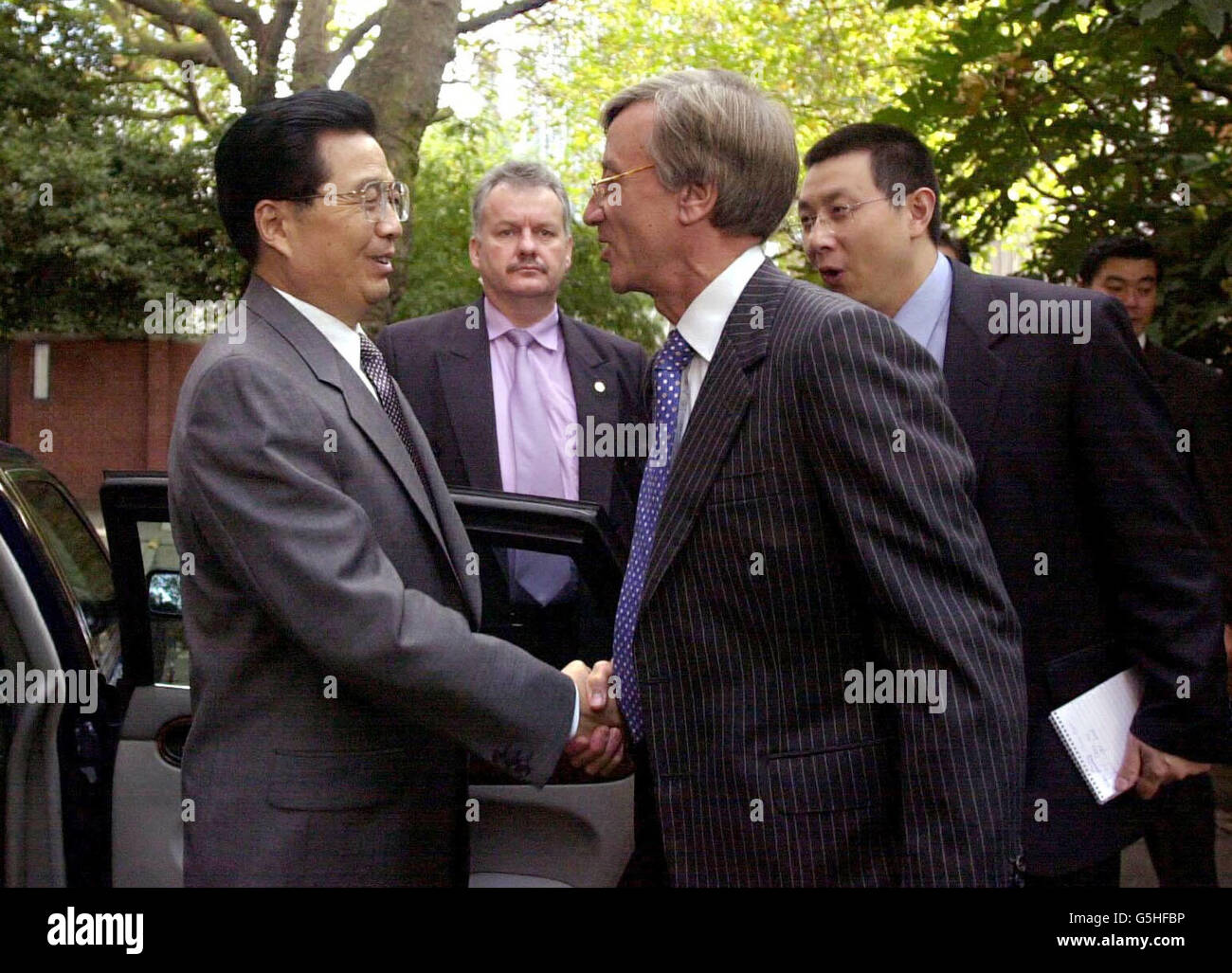 Der Vizepräsident der Volksrepublik China, Hu Jintao, wird am 30 2001. Oktober vom Rektor des Imperial College of London, Sir Richard Sykes, begrüßt. Stockfoto