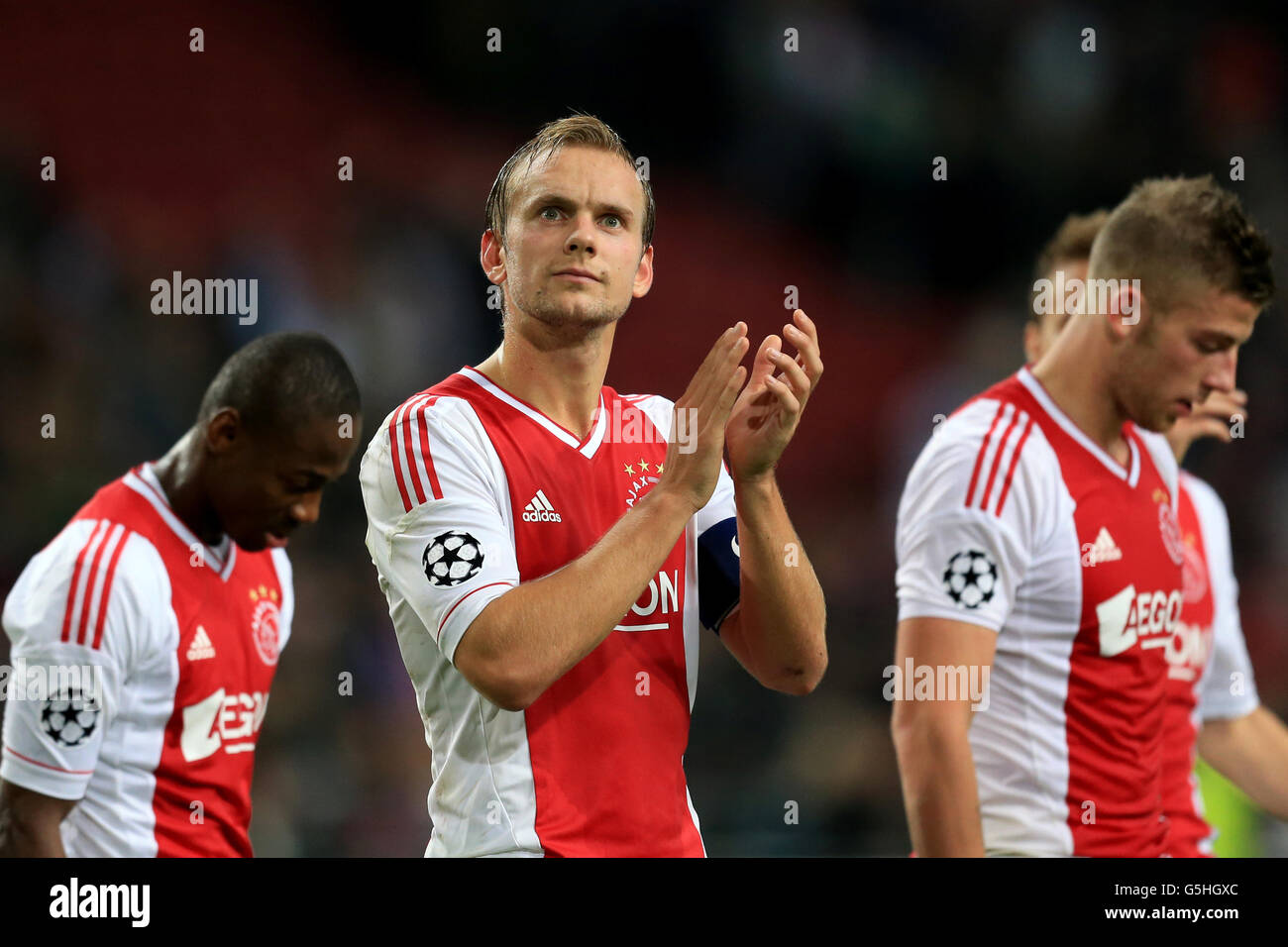 AJAX Amsterdams Siem de Jong (Mitte) lobt die Fans nach dem Sieg über Manchester City Stockfoto