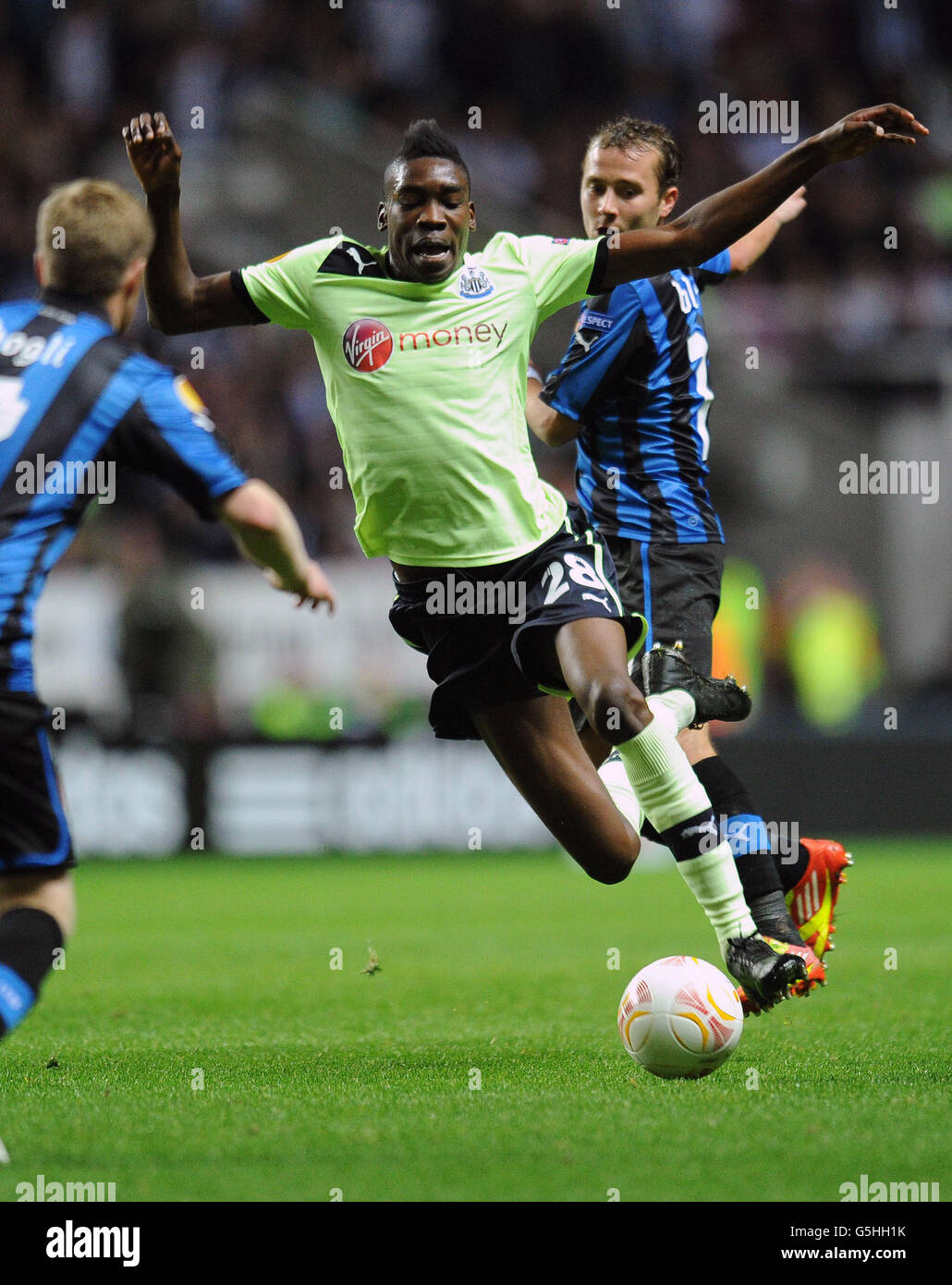 Sammy Ameobie von Newcastle United wird während des Spiels der UEFA Europa League im St. James' Park, Newcastle, von Club Brugge, Jonathan Blondl, von hinten herausgefordert. Stockfoto