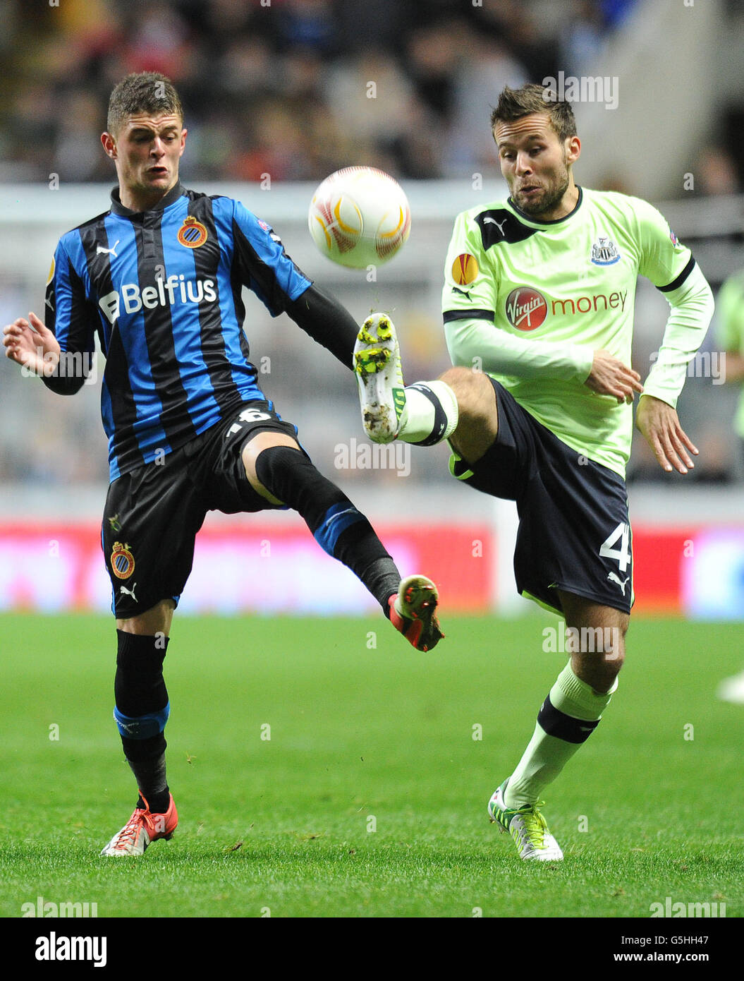 Yohan Cabaye von Newcastle United und Maxime Lestienne von Club Brugge während des Spiels der UEFA Europa League im St James' Park, Newcastle. Stockfoto