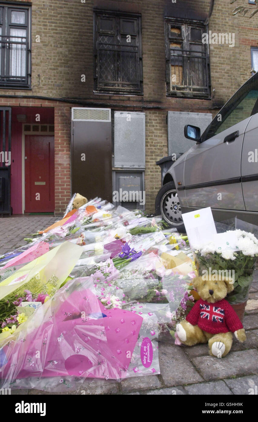 Blumengebete vor dem Haus in Deptford Wharf im Südosten Londons, wo gestern vier Kinder bei einem Hausbrand ums Leben kamen. April Olebar, 15 Jahre alt, starb bei dem Versuch, ihre neun Jahre alte Schwester Verinya Payne und die Brüder Tre Payne, acht, Und der 18 Monate alte Casey Amos. * die Kinder, die vermutlich westindischer Herkunft sind, wurden von Feuerwehrleuten aus dem Haus gerettet. Das Feuer wird als verdächtig behandelt. Stockfoto