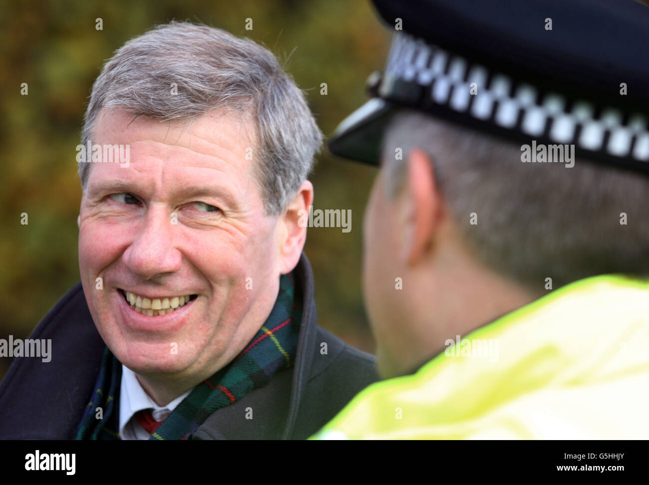 Der schottische Justizminister Kenny MacAskill spricht mit Polizisten in Edinburgh, als er die Kampagne Ready for Winter startet, die sich an Verkehrsteilnehmer richtet. Stockfoto