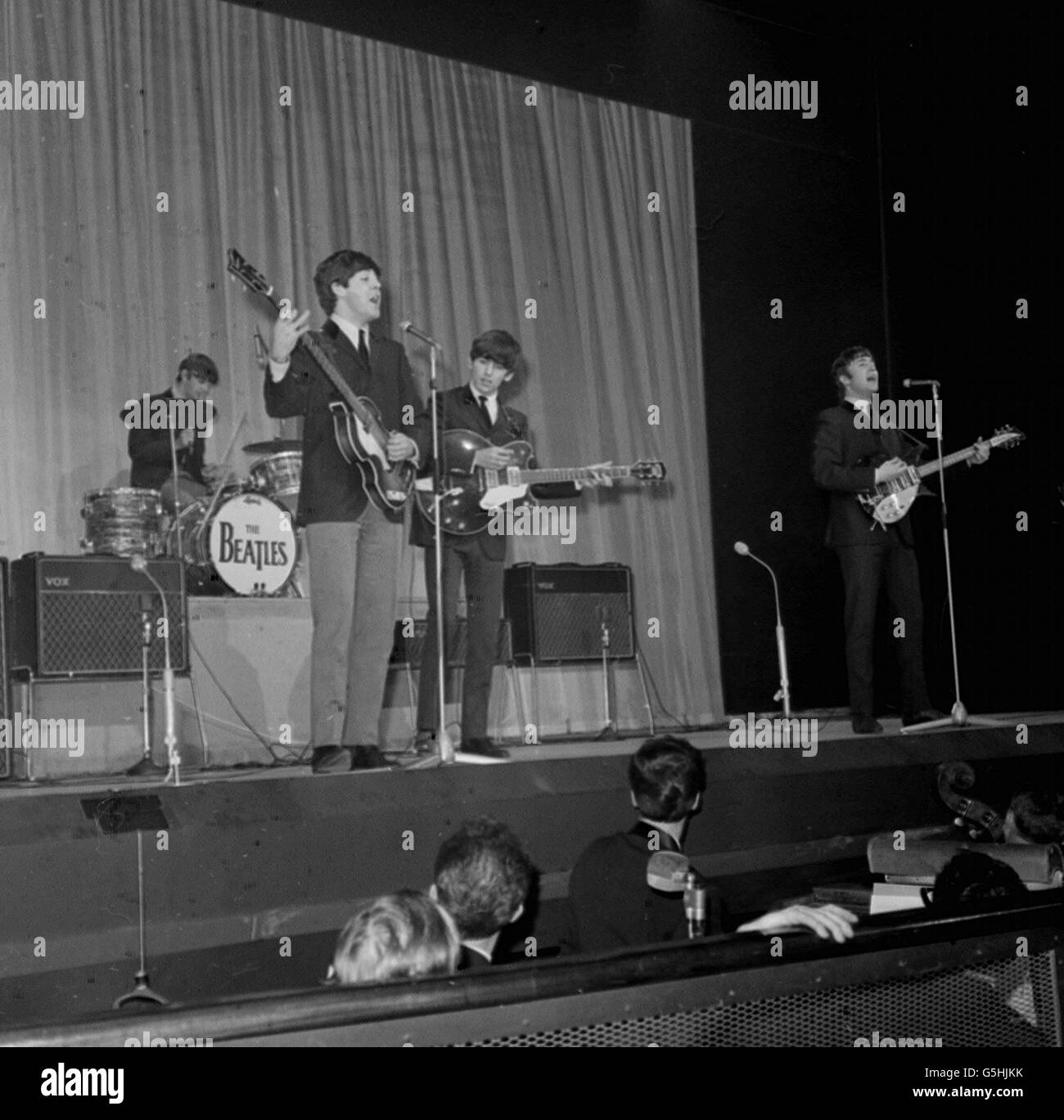 Die Beatles treten bei der Royal Variety Performance im Prince of Wales Theater in London auf. Von links nach rechts Ringo Starr (Schlagzeug), Paul McCartney, George Harrison, John Lennon. BERÜHMTHEIT Stockfoto