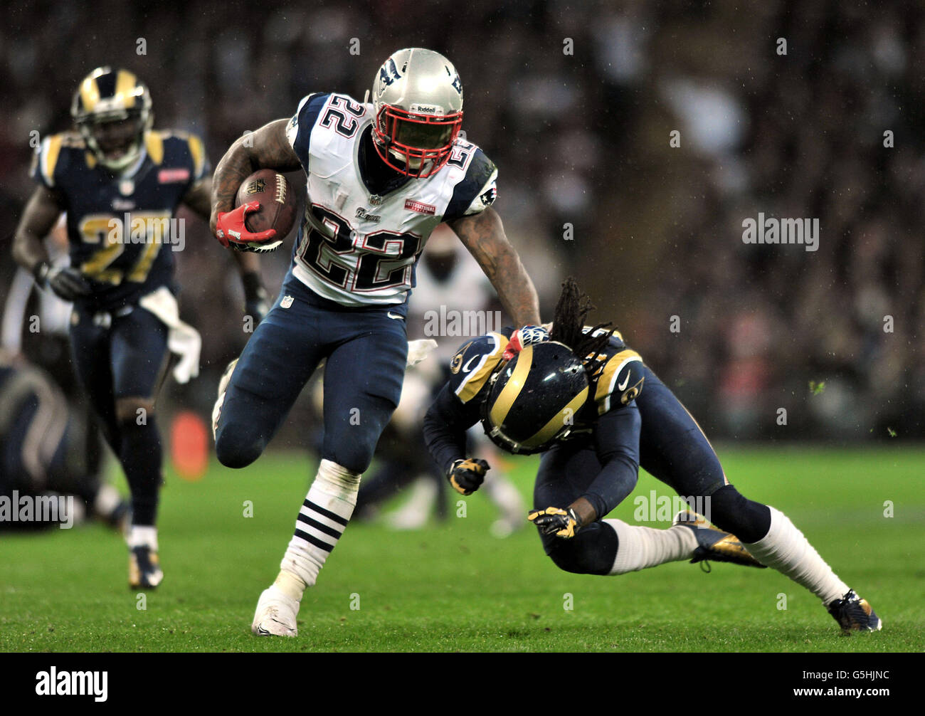 New England Patriots Stevan Ridley übergibt St. Louis Rams' Janoris Jenkins während des NFL International Series Spiels im Wembley Stadium, London. Stockfoto