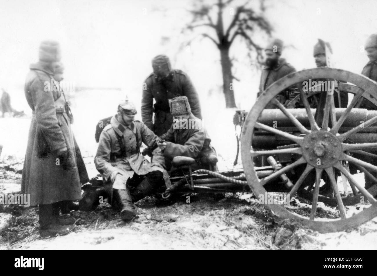 Erster Weltkrieg - Russische Armee - Deutscher Kriegsgefangener. Russische Soldaten und ein deutscher Kriegsgefangener studieren ein Bajonett. Stockfoto