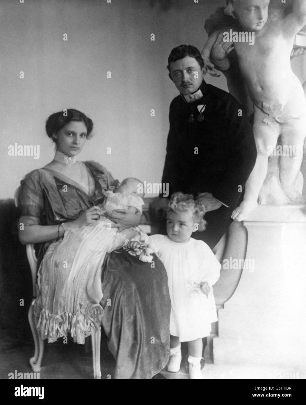 Der Erzherzog Karl Franz Joseph mit seiner Frau, der Erzherzogin Zita und ihren beiden Kindern - Erzherzog Franz Joseph Otto und Erzherzogin Adelhied. Stockfoto