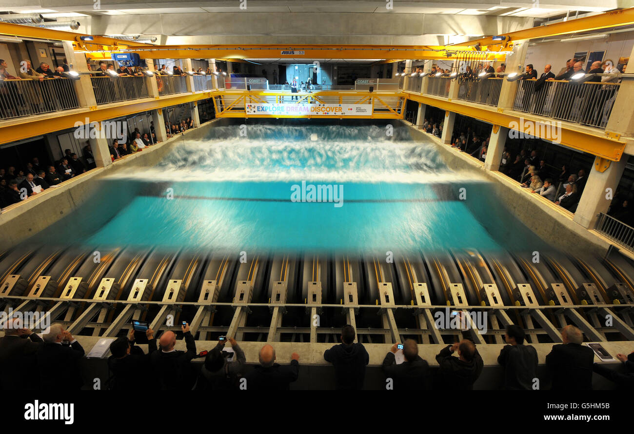 Der Künstler Dr. Alexis Kirke spielt ein Musikstück mit Bewegungssensoren, um die Wellen in einem der Wellenbecken im neuen Maritime Building der Plymouth University zu steuern, das heute eröffnet wurde. Stockfoto