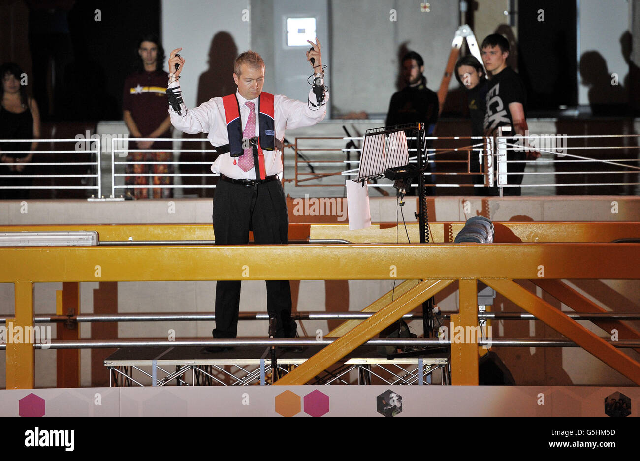 Der Künstler Dr. Alexis Kirke spielt ein Musikstück mit Bewegungssensoren, um die Wellen in einem der Wellenbecken im neuen Maritime Building der Plymouth University zu steuern, das heute eröffnet wurde. Stockfoto