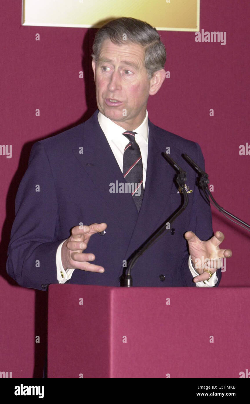 Der Prinz von Wales hält eine Rede im St James's Palace, London, wo er den Local Sourcing Guide für ländliche Geschäfte lanciert. Der Prinz warnte vor den Sicherheitsauswirkungen in diesen "gefährlichen Zeiten", sich auf den Weltmarkt für Lebensmittel zu verlassen. * Er drängte Supermärkte, mehr lokale Produkte zu kaufen, und sagte, es wäre "absoluter Wahnsinn", die nationale Sicherheit zu opfern, indem man Lebensmittel aus dem Ausland kauft, nur weil es bequemer sei. Stockfoto