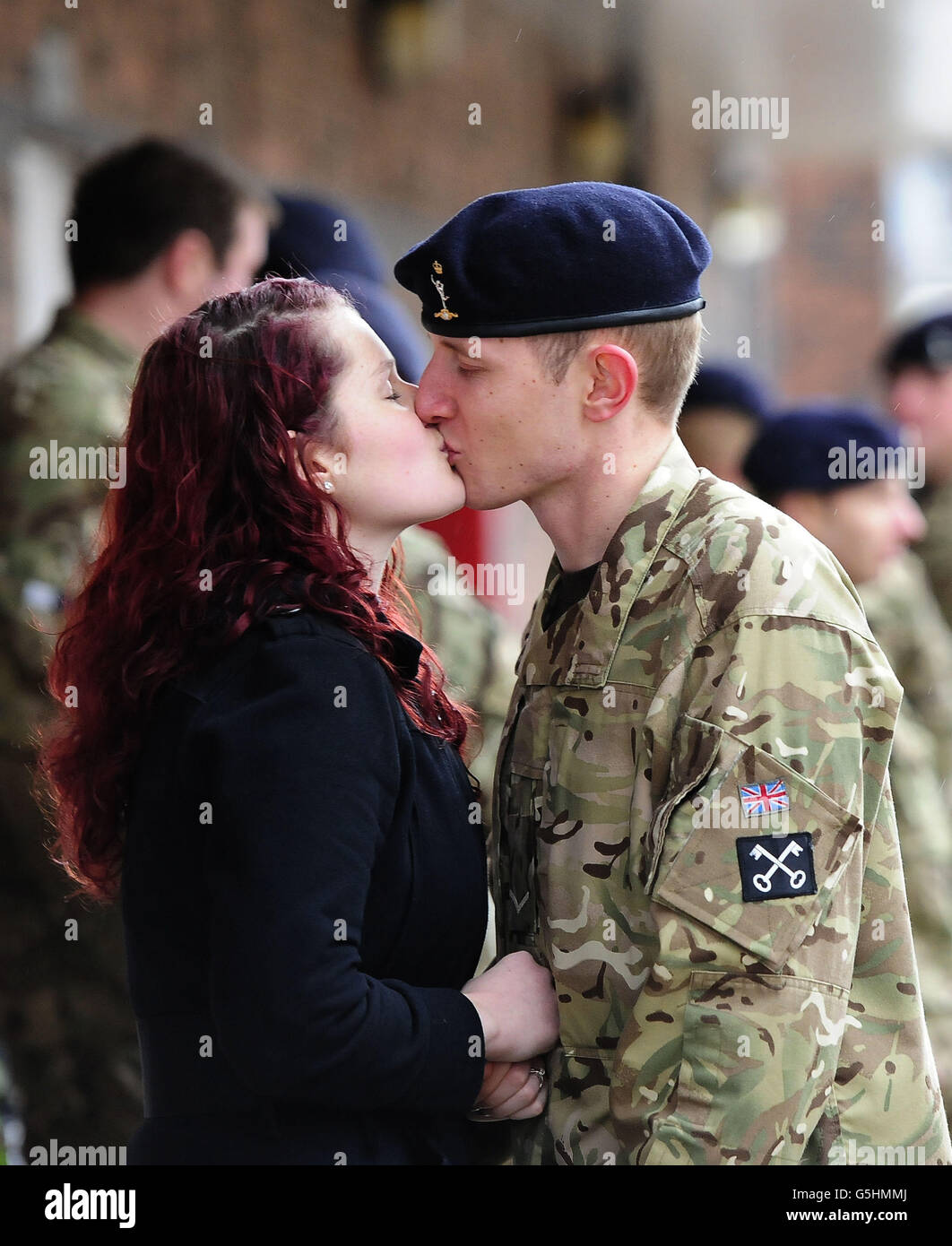 Der Signaler Michael Nunn küsst seine Frau Camilla, als er sich Soldaten des 2. Signal-Regiments anschließt, um ihren Angehörigen Auf Wiedersehen zu sagen, während sie die Imphalskaserne in York für einen sechsmonatigen Einsatz in Afghanistan verlassen. Stockfoto