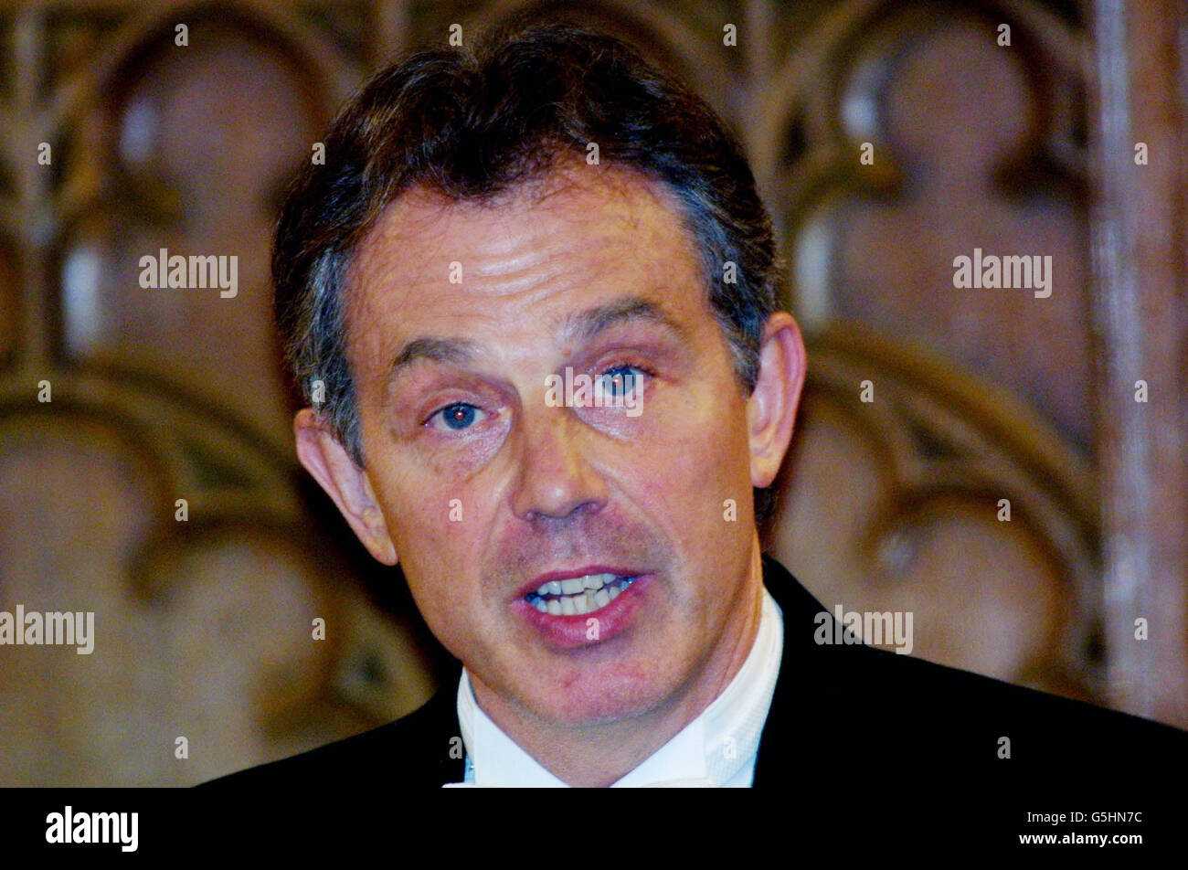 Premierminister Tony Blair hält nach dem Abendessen eine Rede beim Bankett des Oberbürgermeisters in der Londoner Gilde Hall. Stockfoto