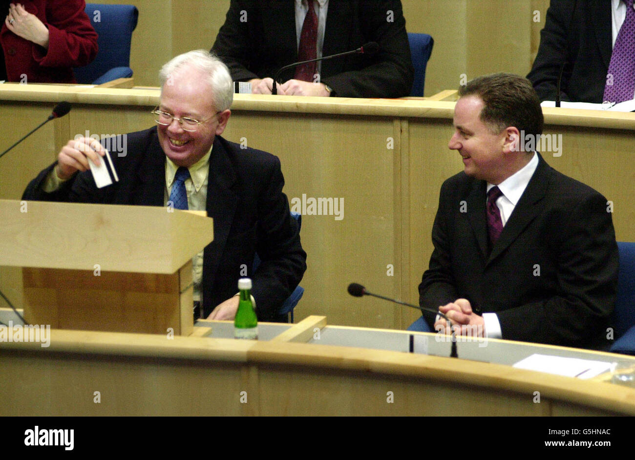 Der erste Minister im Warten Jack McConnell (R) teilt einen Witz mit dem amtierenden Ersten Minister Jim Wallace bei der Fragestunde im schottischen Parlament. Herr Wallace hat heute in seiner ersten Fragestunde seit dem dramatischen Rücktritt von Henry McLeish die Angriffe von SNP und Tory mit Leichtigkeit beiseite gefegt. Stockfoto