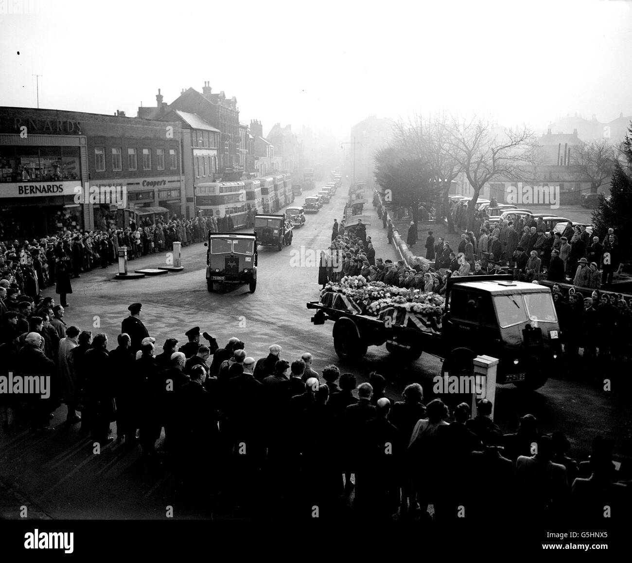Die Menschen in drei Städten von Medway übergeben eine Hommage, bei der die Massenbegräbnis von 20 der 24 getöteten Royal Marine stattfand, als ein Bus in ihre marschierende Kolumne in Dock Road, Chatham, fuhr. Stockfoto