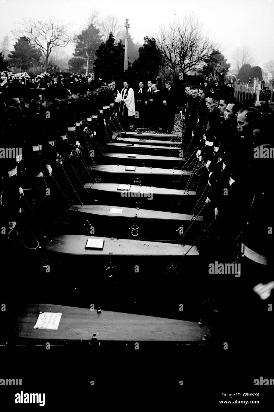 Die Massenbegräbnis von 20 der 24 Royal Marines, die getötet wurden, als ein Bus in ihre Marschkolonne in Dock Road, Chatham, rannte. Stockfoto