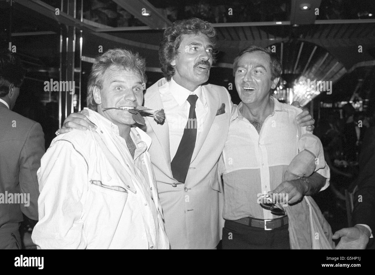 Der britische Popstar Engelbert Humperdinck (c) feiert mit den Stars Freddie Starr (l) und des O'Connor (r) nach einem Konzert in der Royal Albert Hall in London eine Party in London. Stockfoto