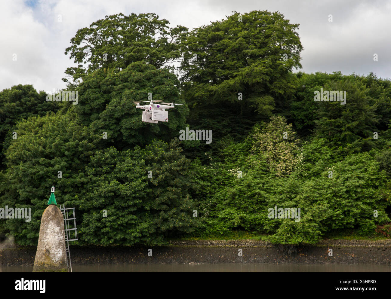 Pro-Wahl Aktivisten liefern Abtreibung Pillen für Frauen in Nordirland aus der Republik Irland mit einer Drohne am Narrow Water Castle in der Nähe von Warrenpoint im County Down. Stockfoto