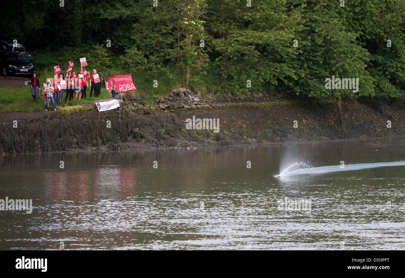 Pro-Wahl Aktivisten liefern Abtreibung Pillen für Frauen in Nordirland aus der Republik Irland mit einem Radio gesteuerten Schnellboot, bei Narrow Water Castle in der Nähe von Warrenpoint im County Down. Stockfoto