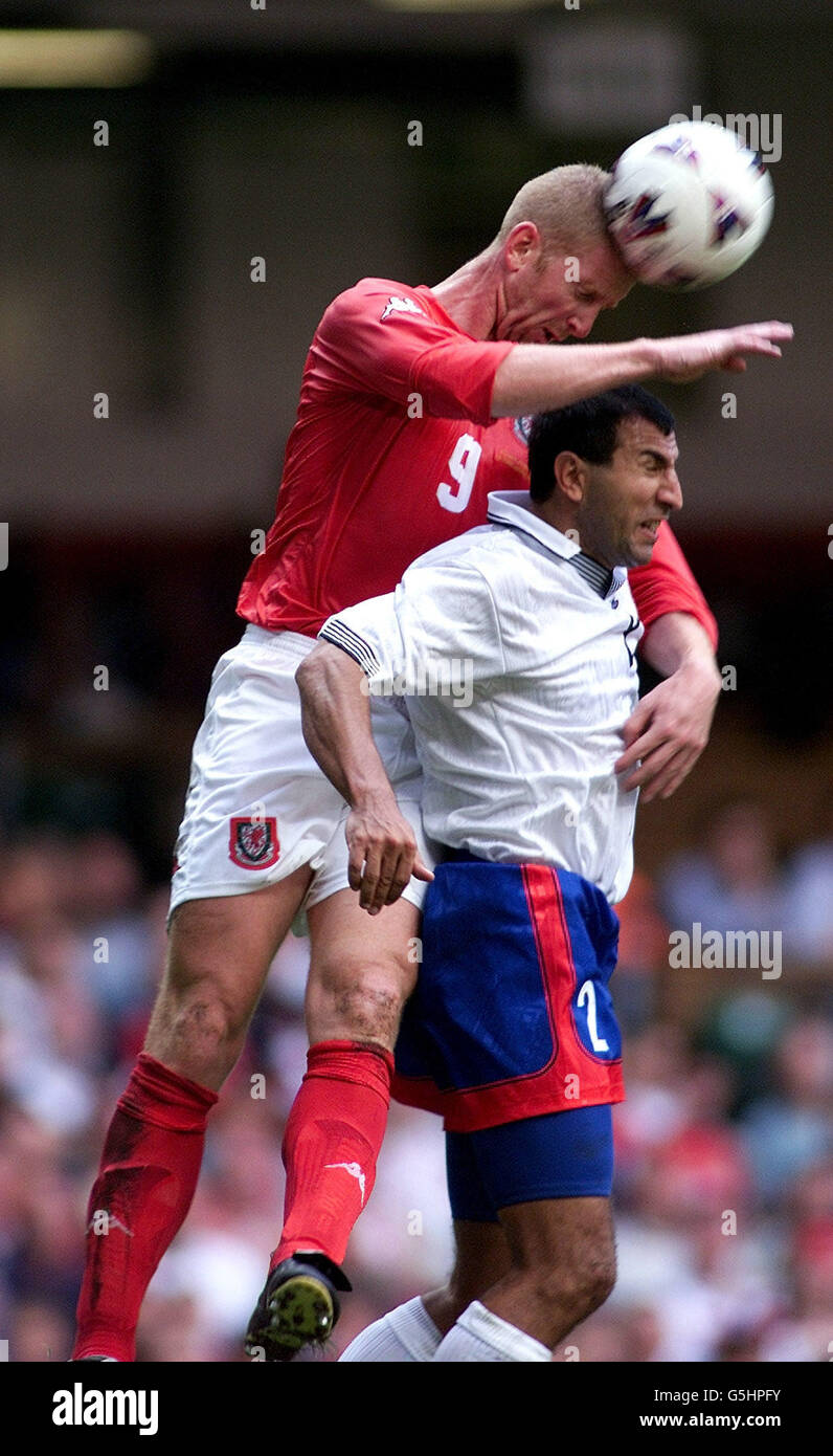 Iwan Roberts im Einsatz für Wales gegen Amenia in der Europameisterschaft 5 im Millennium Stadium, Cardiff Wales. Stockfoto