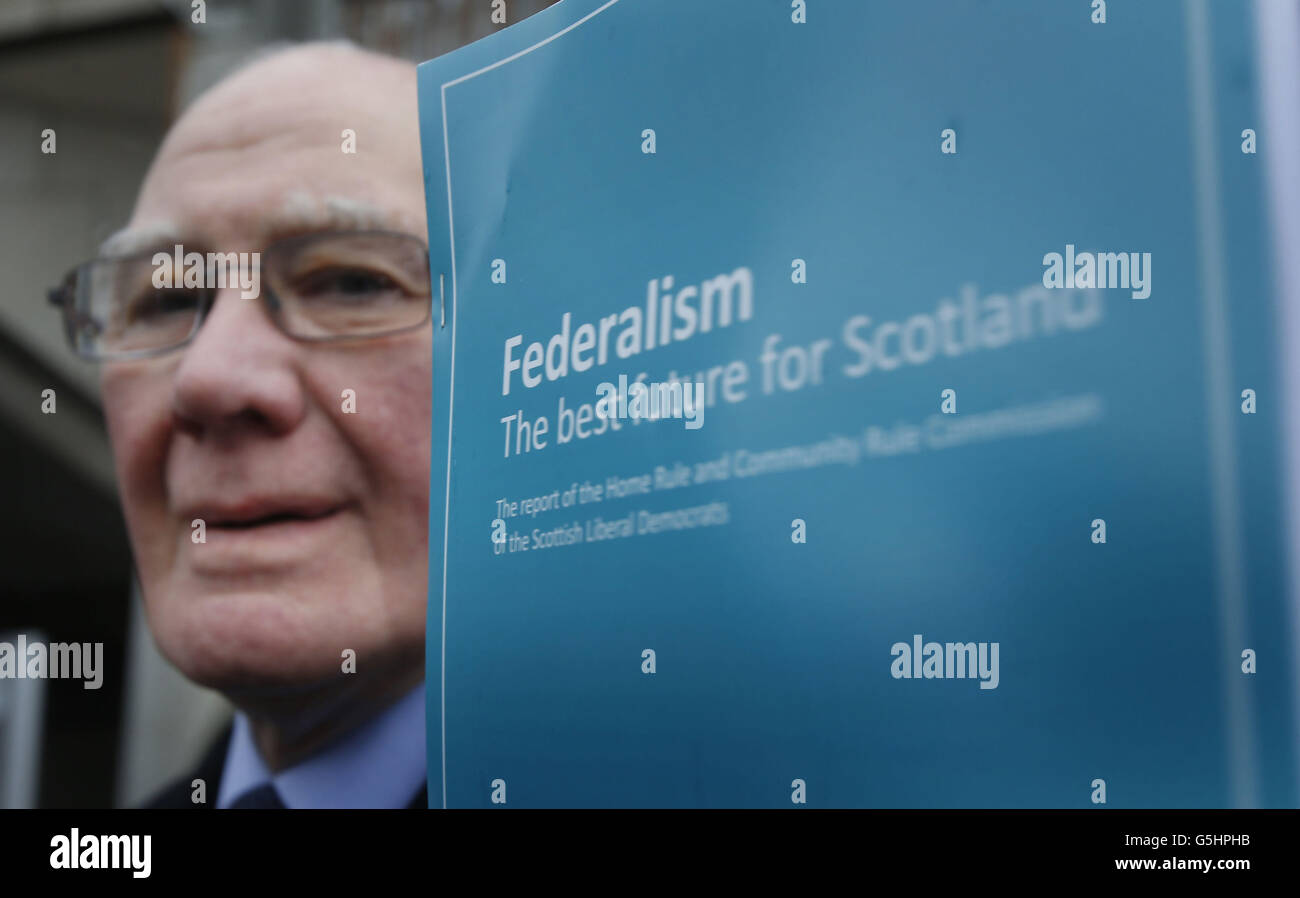 Der ehemalige Liberaldemokrat Sir Menzies Campbell veröffentlicht vor dem schottischen Parlament in Edinburgh einen Bericht der Kommission für Hausregeln und Gemeinschaftsregeln mit dem Titel „Föderalismus: Die beste Zukunft für Schottland“. Stockfoto