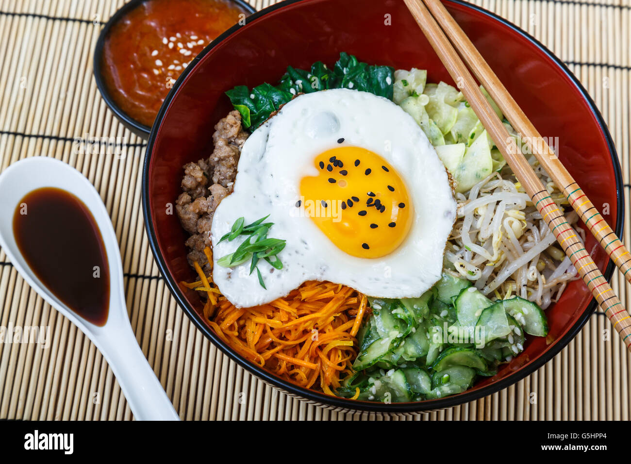 Koreanische Küche, Rindfleisch Bibimbap im roten Schale. Stockfoto Koreanische Küche, Rindfleisch Bibimbap im roten Schale. Stockfoto