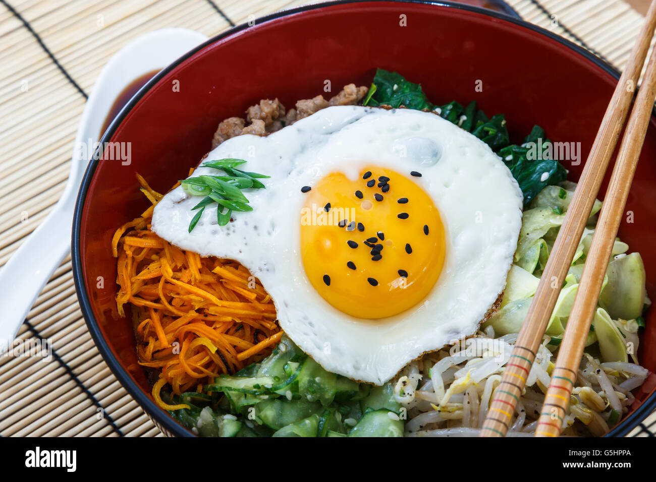 Bibimbap mit sonnigen Ei auf Top, koreanische Gericht Stockfoto Bibimbap mit sonnigen Ei auf Top, koreanische Gericht Stockfoto