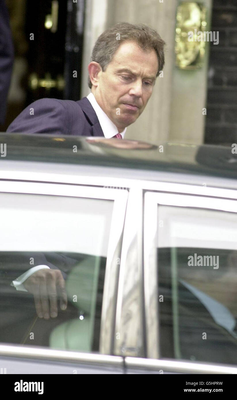 Der Premierminister Tony Blair verlässt die Downing Street Nr. 10 für das Unterhaus in London, um Fragen des Premierministers zu beantworten. Stockfoto Der Premierminister Tony Blair verlässt die Downing Street Nr. 10 für das Unterhaus in London, um Fragen des Premierministers zu beantworten. Stockfoto