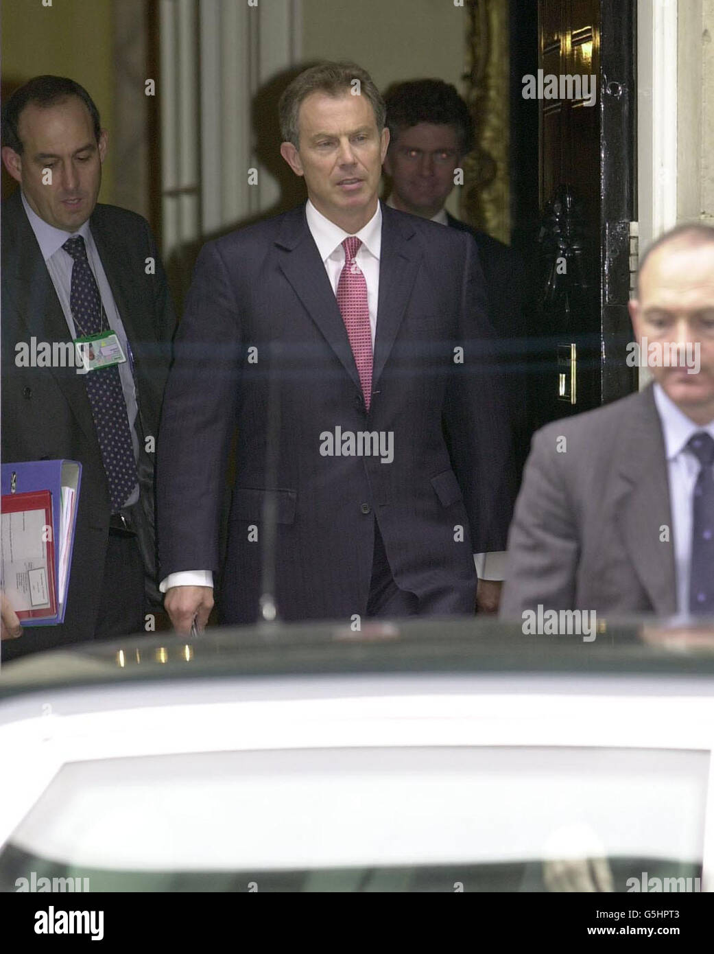 Der Premierminister Tony Blair verlässt die Downing Street Nr. 10 für das Unterhaus in London, um Fragen des Premierministers zu beantworten. Stockfoto Der Premierminister Tony Blair verlässt die Downing Street Nr. 10 für das Unterhaus in London, um Fragen des Premierministers zu beantworten. Stockfoto