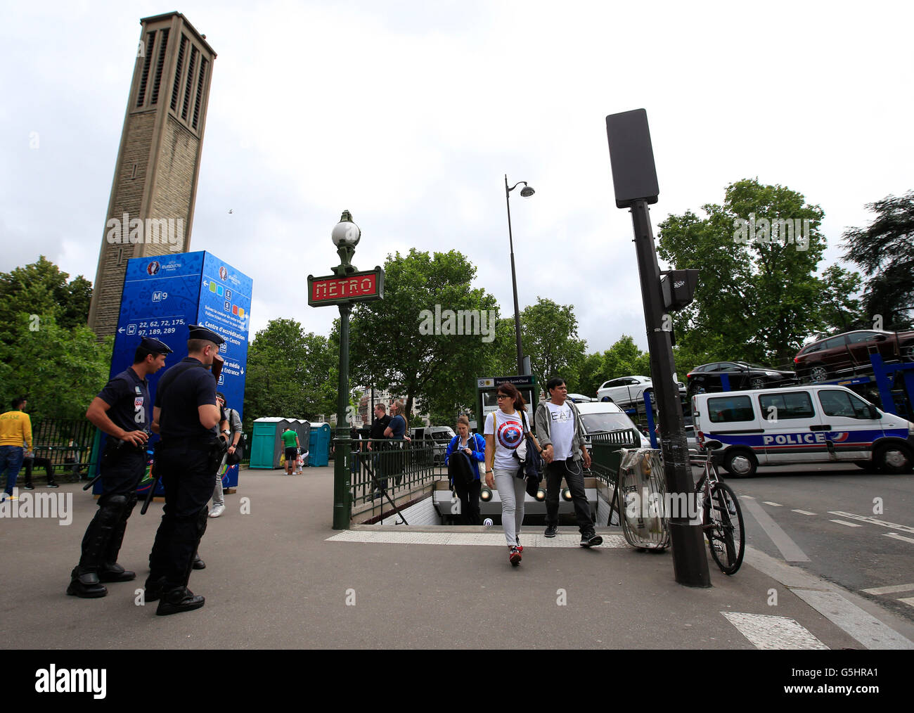 Polizei außerhalb der Metro Station Porte de Saint Cloud vor der UEFA Euro 2016, Gruppe C match bei dem Parc Des Princes in Paris. Stockfoto