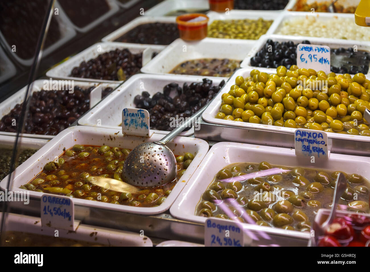 Olive-Stand auf der Boqueria-Markt in Barcelona, Spanien Stockfoto