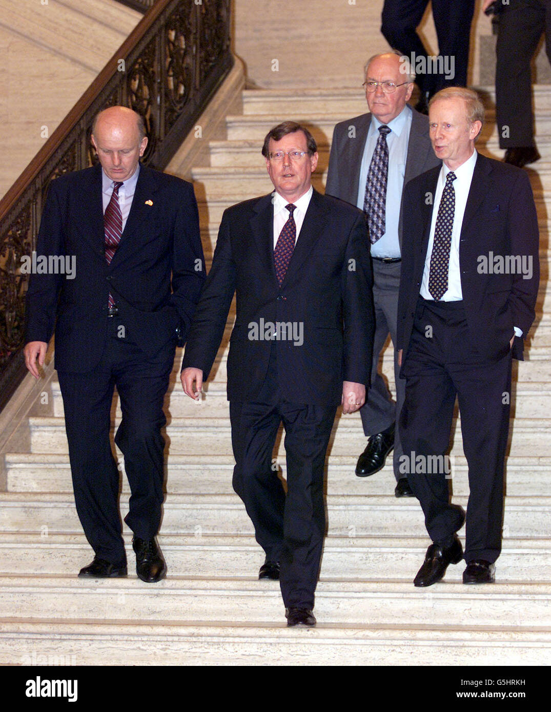 Ulster Unionist Leader David Trimble (Mitte) mit seinen vier Ministern (von links) Kunstminister Michael McGimpsey, Umweltminister Sam Foster und amtierender erster Minister Sir Reg Empey, bevor er mit den wartenden Medien in Stormont, nahe Belfast, sprach. * ........ Trimble kündigte an, dass die UPP-Minister die nordirische Machtteilung beenden werden, in der Hoffnung, dass sie die IRA zwingen werden, ihre Waffen abzuschaffen. Stockfoto