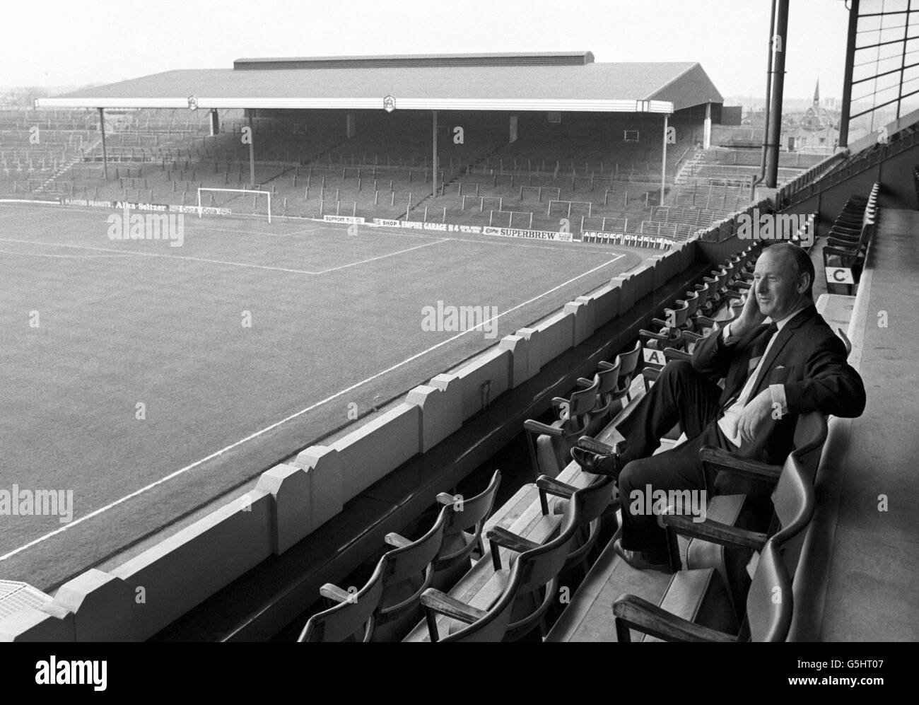 Arsenal-Manager Bertie Mee im Highbury Stadium. 22/10/01: MEE, der im Jahr 1971 das Doppel der Liga und des FA Cup gewann, ist im Alter von 82 Jahren gestorben. MEE war ein ehemaliger Arsenal-Physio, der 10 Jahre als Highbury-Chef verbrachte. * in einer Erklärung des Arsenal-Clubs hieß es: „mit extremer Trauer hat der Arsenal Football Club erfahren, dass der ehemalige Manager Bertie Mee verstorben ist“. Stockfoto