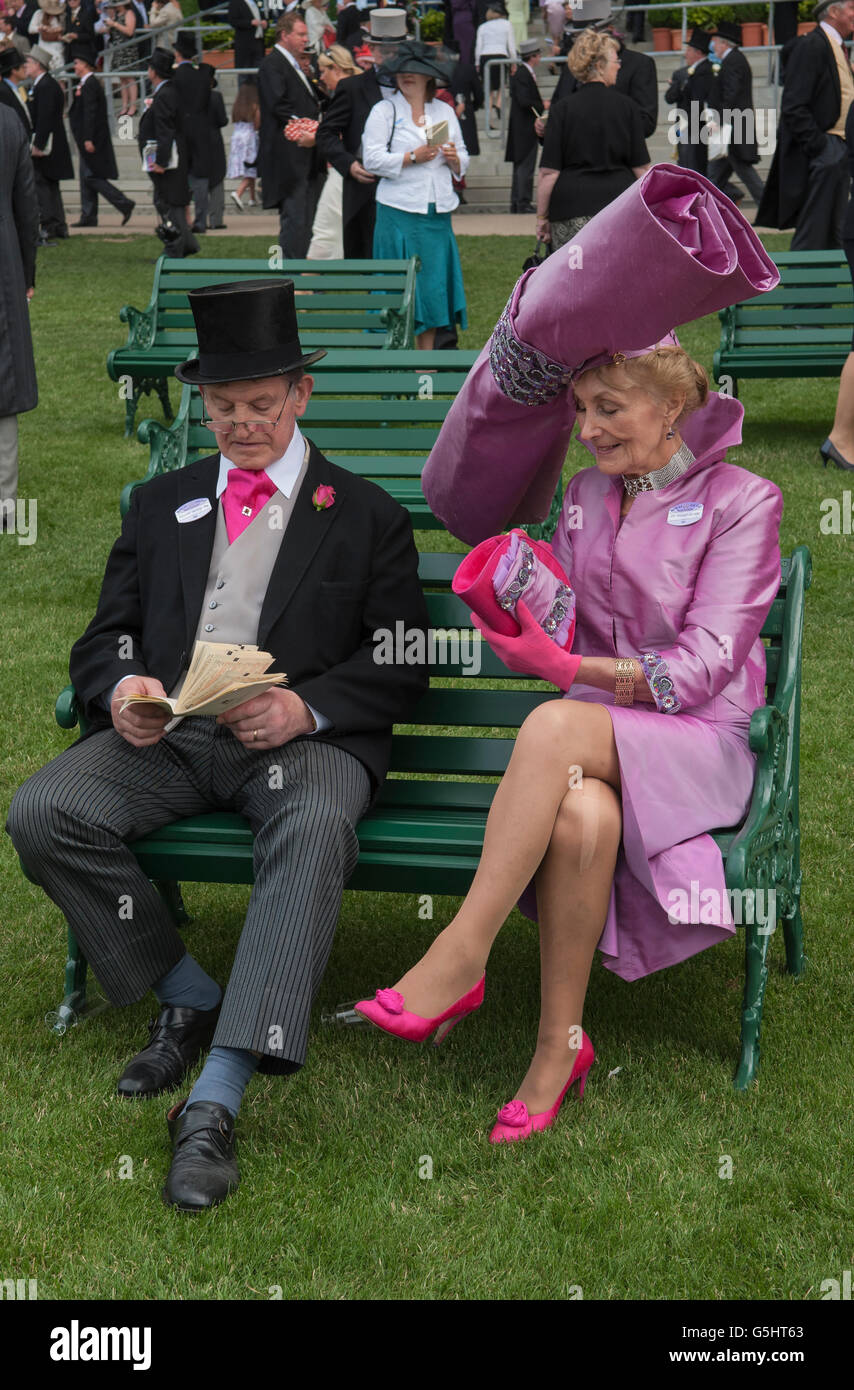 Frau Florence Claridge Herr Edward Claridge Hüte Royal Ascot Pferderennen  Berkshire trägt sie eine Ihrer in der Regel übergroßen Hüte. HOMER SYKES  Stockfotografie - Alamy