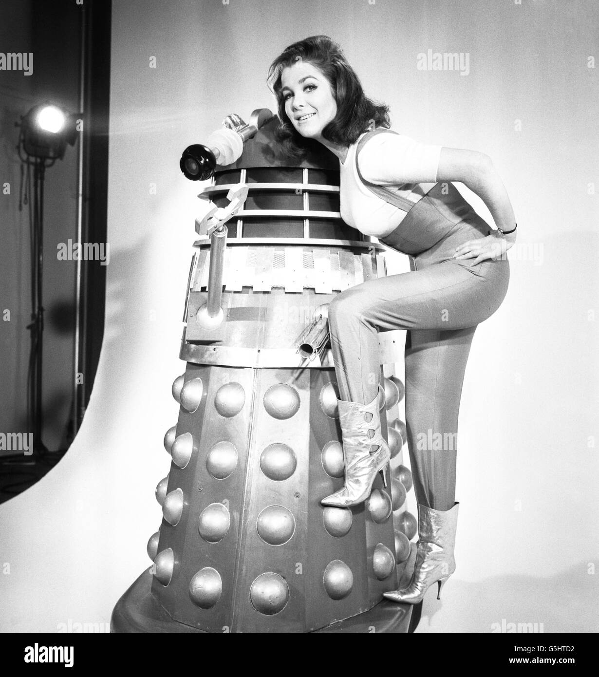 DALEK 1966: Jill Corzon hat den Spieß umgedreht und einen Dalek gefangen genommen! Sie ist in den Shepperton Studios zu sehen, wo die Produktion am 31. Januar des Films „Daleks invade the Earth 2150AD“ beginnt. Jill, 24, spielt die weibliche Hauptrolle zu Peter Cushing's Dr Who. Stockfoto