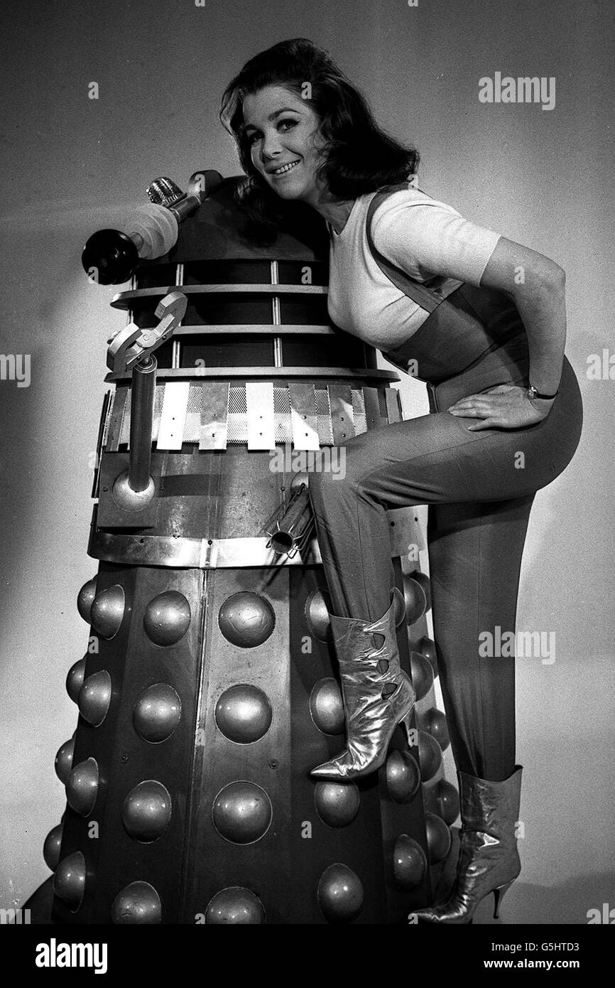 DALEK 1966: Jill Curzon hat den Spieß umgedreht und einen Dalek gefangen genommen! Sie ist in den Shepperton Studios zu sehen, wo die Produktion am 31. Januar des Films „Daleks invade the Earth 2150AD“ beginnt. Jill, 24, spielt die weibliche Hauptrolle zu Peter Cushing's Dr Who. Stockfoto