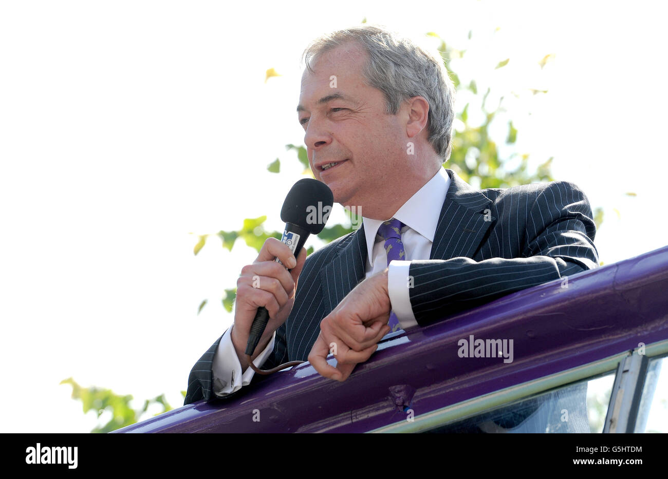 UKIP Führer Nigel Farage kommt mit seinem Austritt-Bus in Clacton-on-Sea in Essex für den Wahlkampf vor der EU-Referendum-Abstimmung am Donnerstag, den 23. Juni. Stockfoto