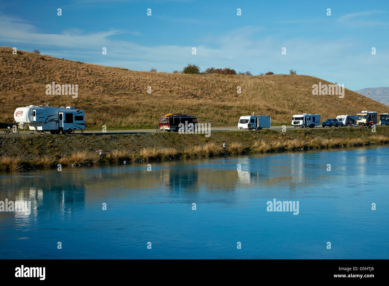 Menschen, die Angeln, Wohnwagen und Wohnmobile von Lake Ruataniwha, in der Nähe von Twizel, Mackenzie District, South Canterbury, Neuseeland Stockfoto