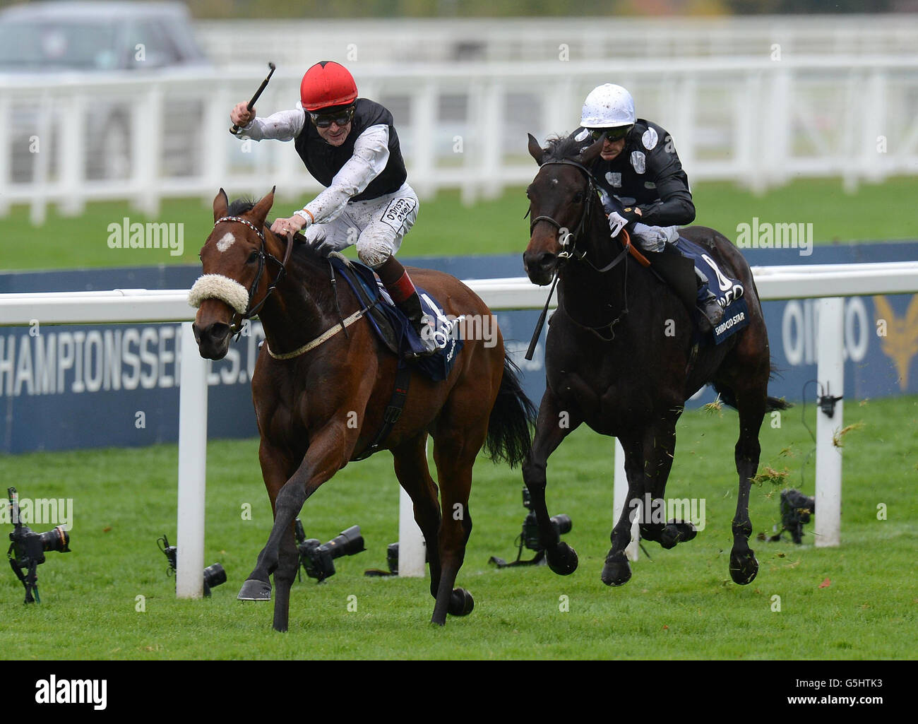 Sapphire mit Pat Scullen (rechts), den Siegern der Qipco British Champions, den Einsätzen von Mares und Shirocco Star, gefahren von Kieren Fallon (links), während des QIPCO British Champions Day auf der Ascot Racecourse, Ascot. Stockfoto