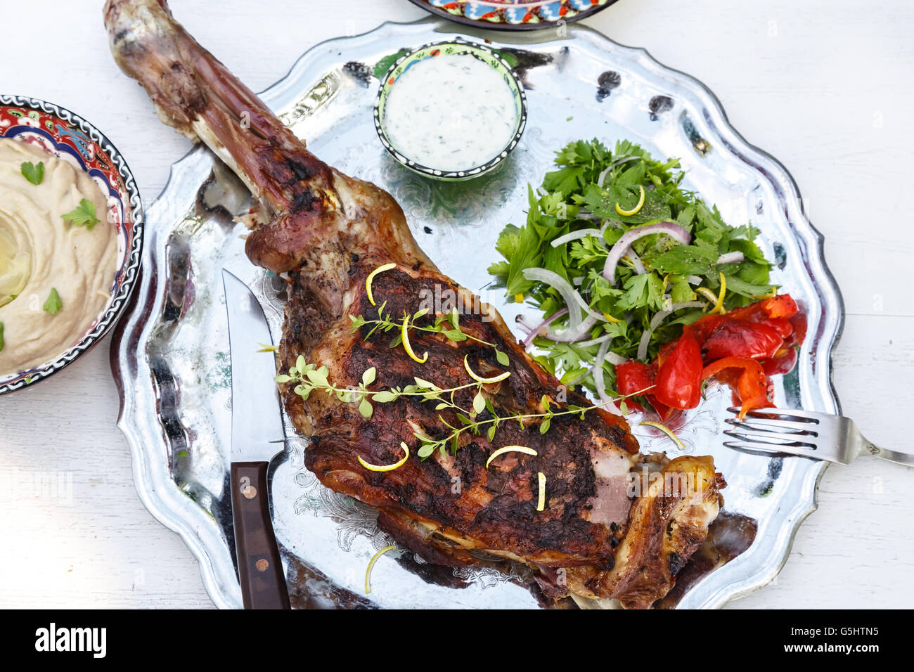 Bein Lammbraten auf einer Stahlplatte Stockfoto