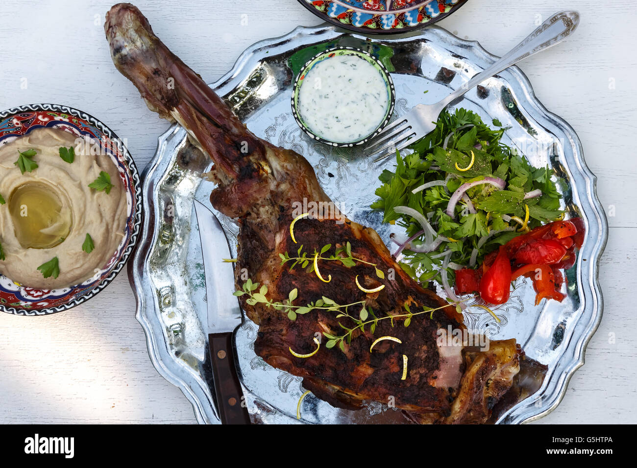 Gebratene Lammschulter mit gebackenen Pfeffer, Koriander, Zwiebel und Brot Stockfoto
