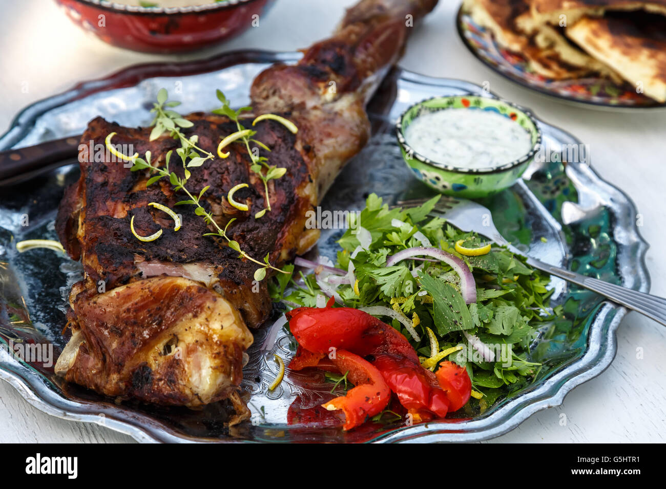 Lammbraten mit Salat auf einem silbernen Server mit Salat Stockfoto
