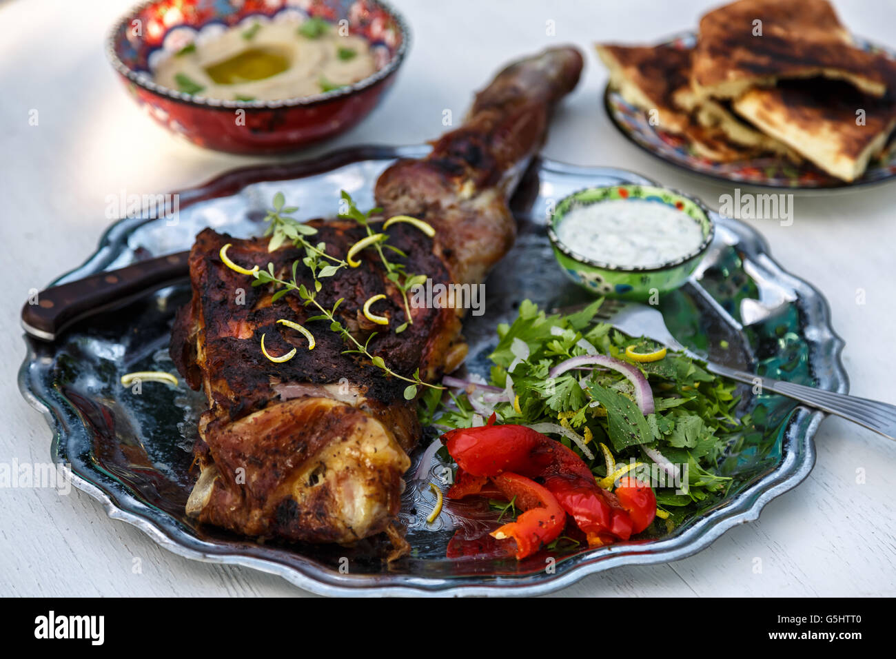 Lammbraten mit Gemüse auf einem Teller Stockfoto