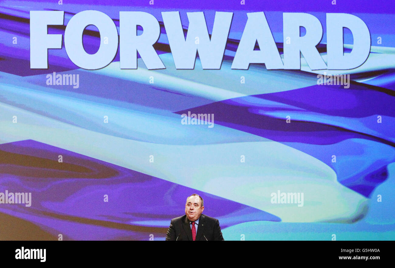 Der erste Minister, Alex Salmond, spricht vor der jährlichen nationalen Konferenz der Scottish National Party (SNP) in der Perth Concert Hall in Schottland. DRÜCKEN SIE VERBANDSFOTO. Bilddatum: Samstag, 20. Oktober 2012. Siehe PA Story SCOTLAND SNP. Bildnachweis sollte lauten: Danny Lawson/PA Wire Stockfoto