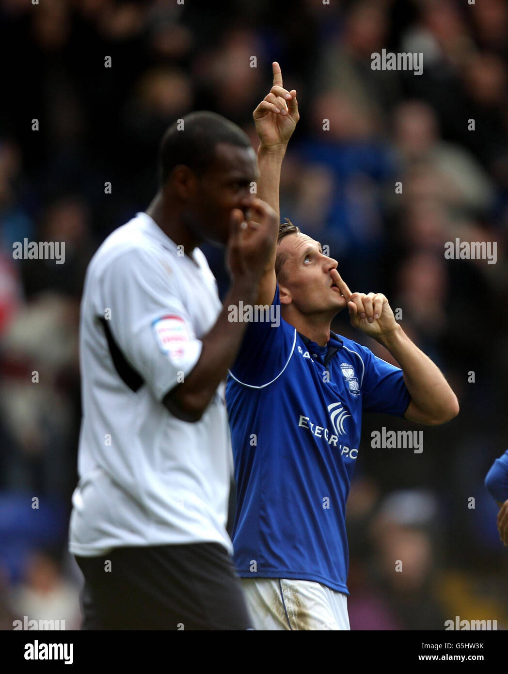 Peter Lovenkrands von Birmingham City feiert das Tor zum ersten Tor des Spiels, da Wes Morgan von Leicester City während des Spiels der npower Football League in St. Andrews, Birmingham, niedergeschlagen erscheint. Stockfoto