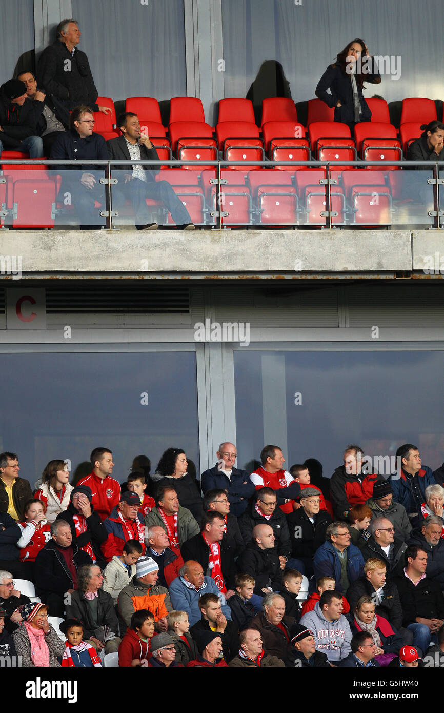 Fußball - npower Football League Two - Fleetwood Town / AFC Wimbledon - Highbury Stadium. Die Fans von Fleetwood Town auf den Tribünen während des Spiels npower Football League Two im Higbury Stadium, Fleetwood. Stockfoto