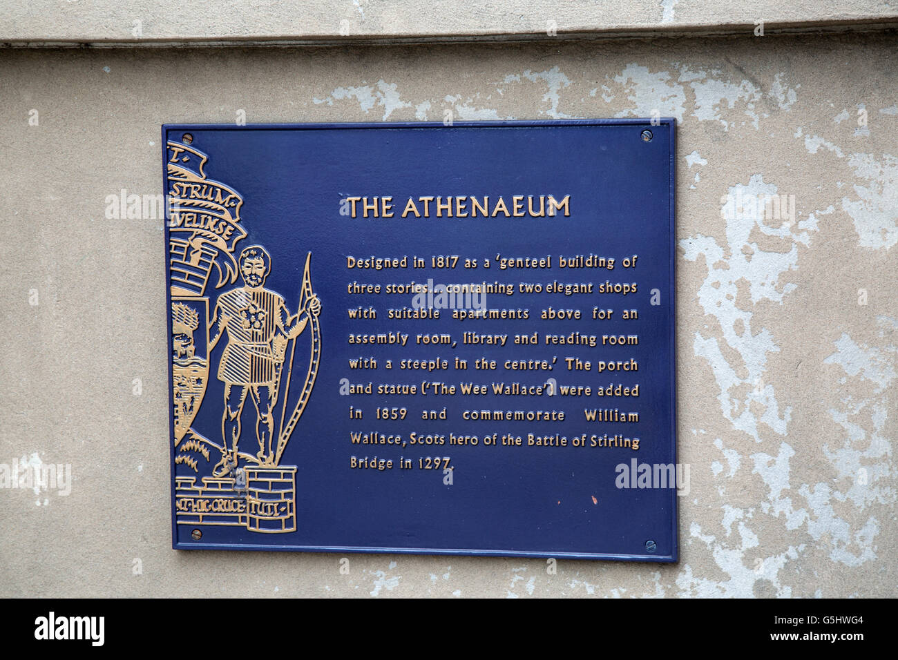 Das Athenaeum Gebäude mit Wee Wallace Statue, Stirling, Schottland Stockfoto