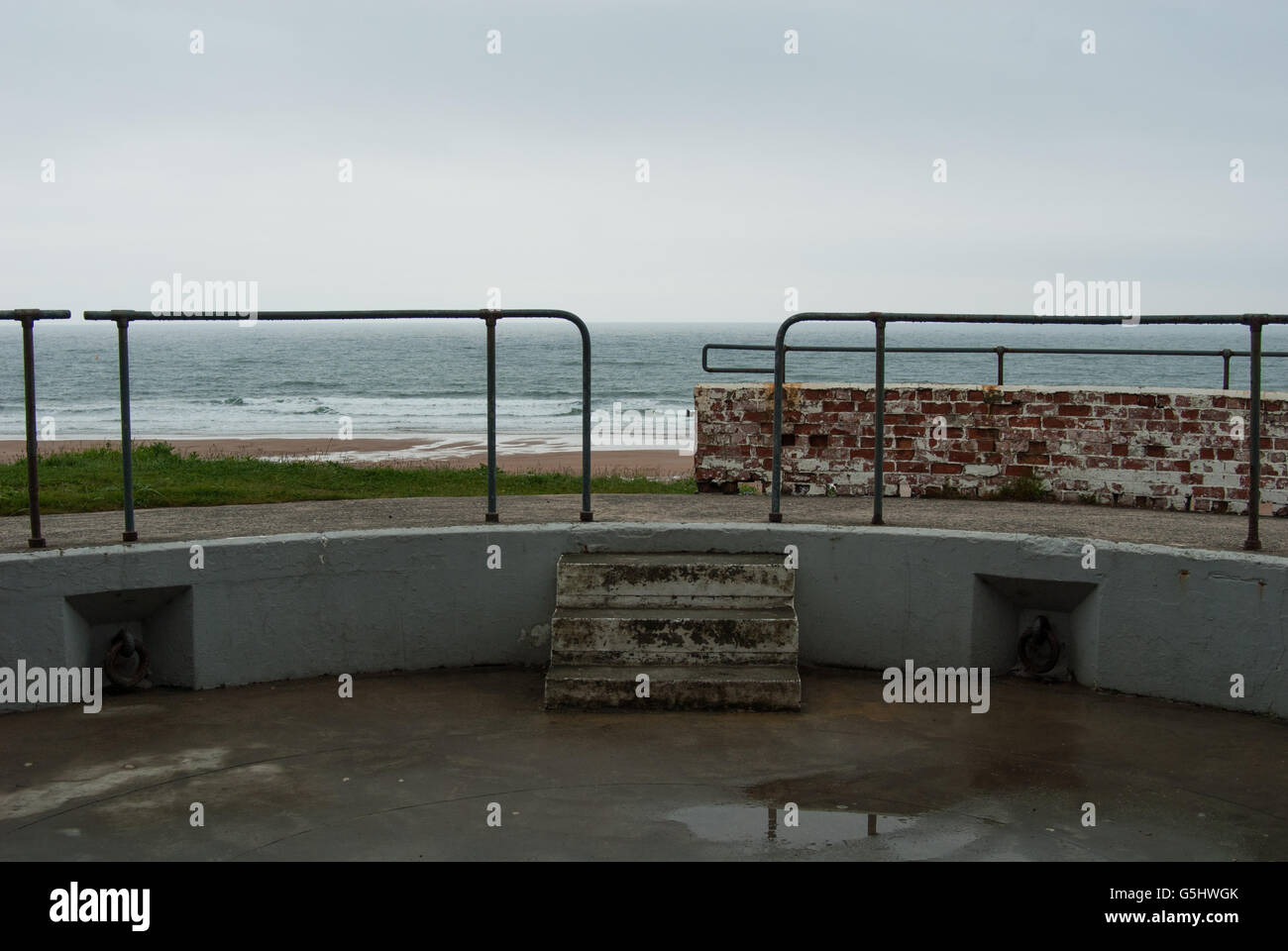 Blick aus eines der Geschützstellungen, die Teil des Blyth Verteidigung Küstenbatterie in Northumberland gebildet Stockfoto