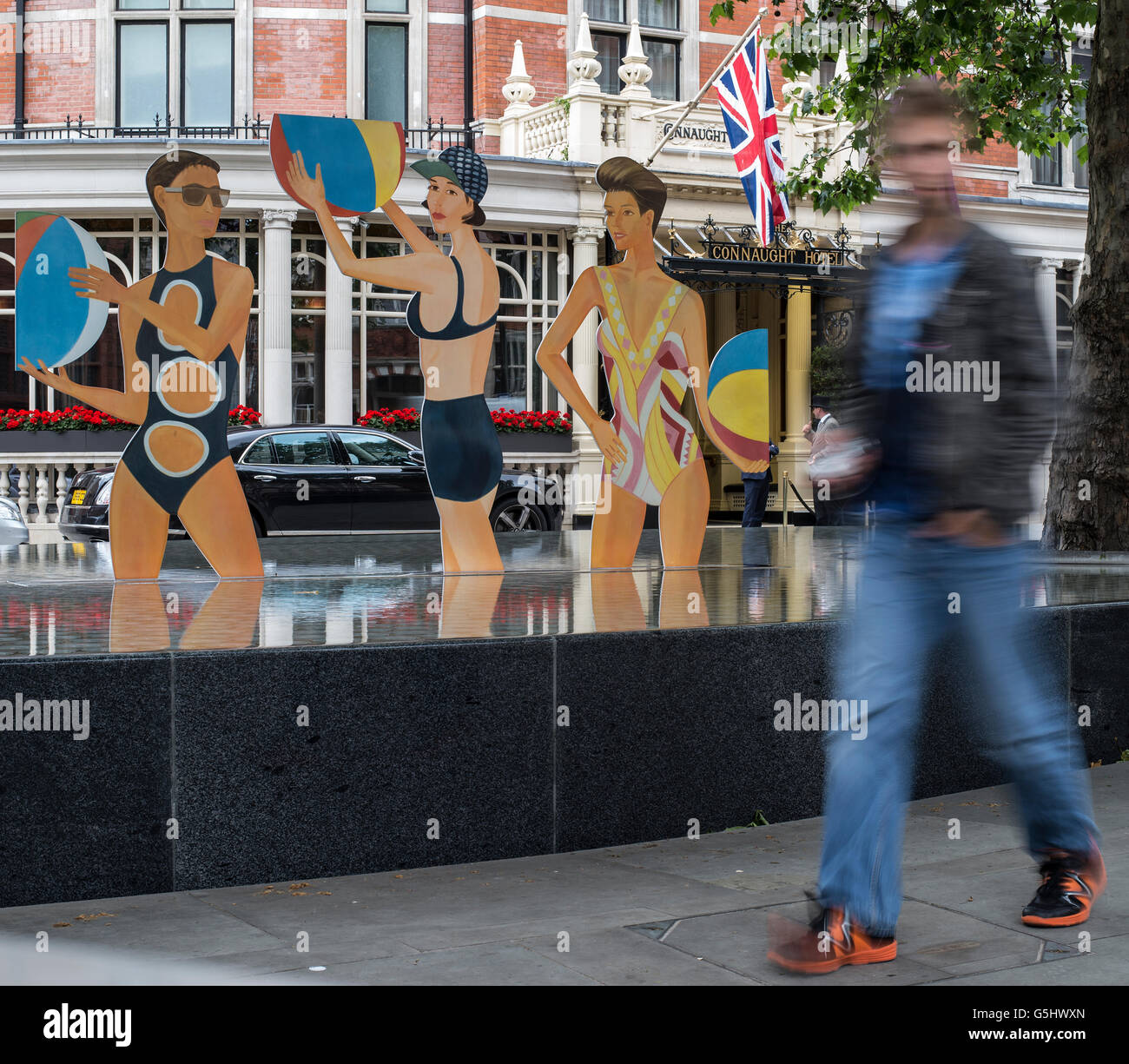 Ein Mitglied der letzten öffentlichen Wanderungen die Chance, eine Ausschnitt Skulptur des Künstlers Alex Katz vorgestellten innerhalb der Tadao Ando entworfen Wasserspiel vor The Connaught Hotel in London, wo es bleibt für den Tag und dann übertragen werden, Timothy Taylor Art Gallery in London, wo es bis Samstag 3 September gesehen werden kann. Stockfoto