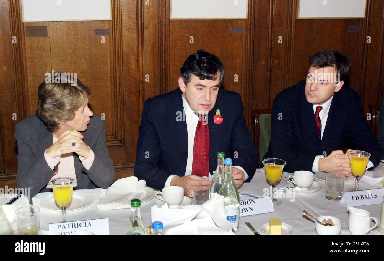 Patricia Hewitt, Staatssekretärin für Handel und Industrie, saß neben Gordon Brown, dem Schatzkanzler, und Ed Balls, Cheif Economic Advisor, während eines Business-Frühstücks-Meetings in der Downing Street. Brown erklärte während des Treffens, dass das Vereinigte Königreich auf harte neue weltweite Standards für die Finanzierung von Terroristen und strenge Sanktionen gegen Länder drängen wird, die diese nicht erfüllen. Stockfoto