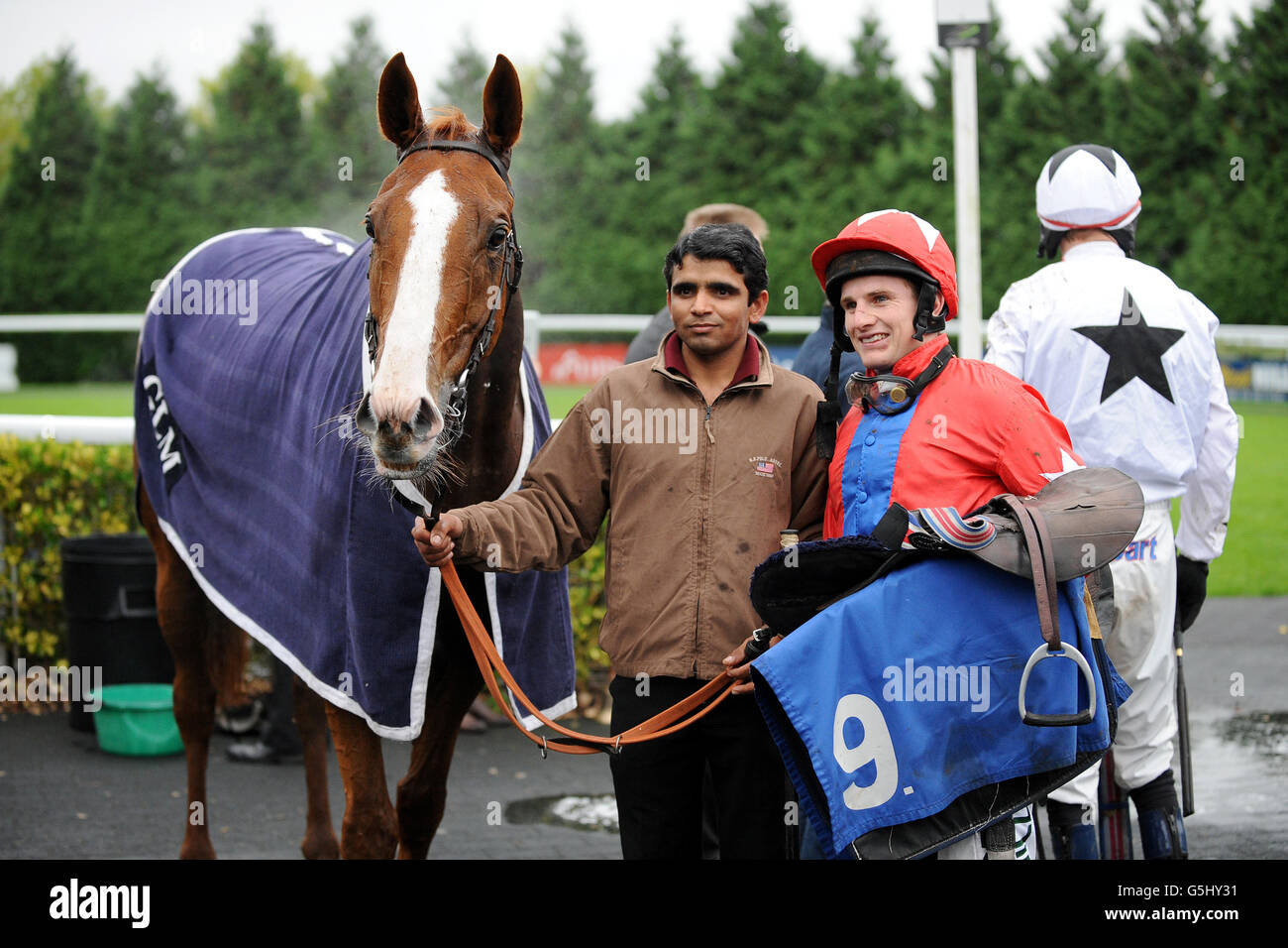 Sire de Grugy mit Jockey Jamie Moore (rechts) nach dem Sieg im williamhill.com Anfängerchase Stockfoto